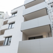 Außenansicht des Gebäudes mit Fokus auf Balkone.