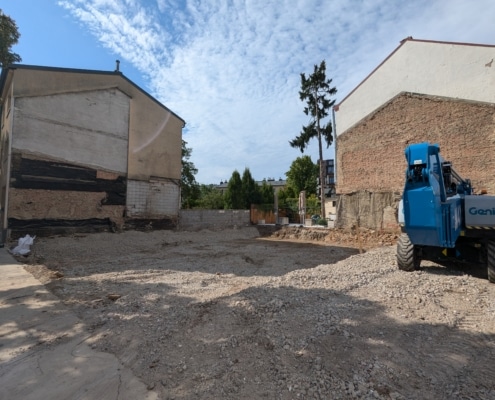 Hier sieht man die Fläche, auf der der Neubau des Hauses gebaut wird.
