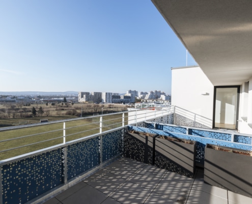 Vom Balkon hat man einen unverbaubare Ausblick in Richtung Alterlaa.