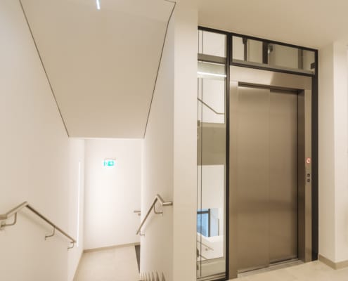 Hier sieht man den Stiegenhausbereich zum Lift. Der Lift ist in Metall mit Schiebetüren ausgeführt.