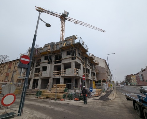 Das Haus ist im Rohbau. Im Hintergrund ist ein Kran zu sehen.