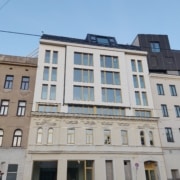 Straßenansicht des 5-stöckigen Hauses mit sandsteinfarbiger Fassade