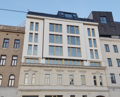 Straßenansicht des 5-stöckigen Hauses mit sandsteinfarbiger Fassade