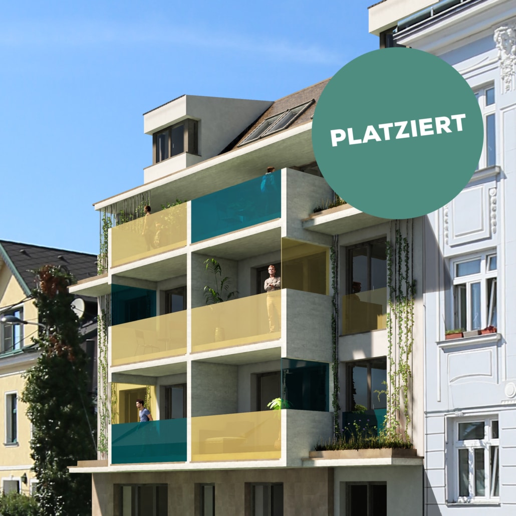 Haus mit Loggien. Seitlich ranken sich Pflanzen an der Fassade rauf.